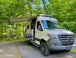 Winnebago Revel 44E