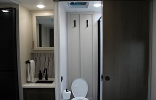 Cozy 23' Class C Motorhome | Sleeps 5