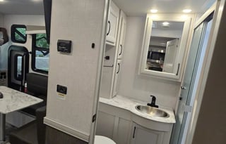 2024 Fleetwood Flair – Ultimate Luxury on Wheels!