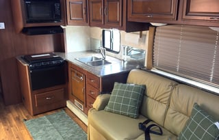 Spacious & Fully Equipped Class A RV – Sleeps 8