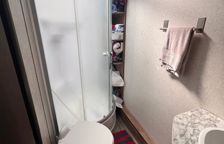 Stand up shower which accomodates most heights. Bath towels, hand towels and spectic safe toilet paper provided.