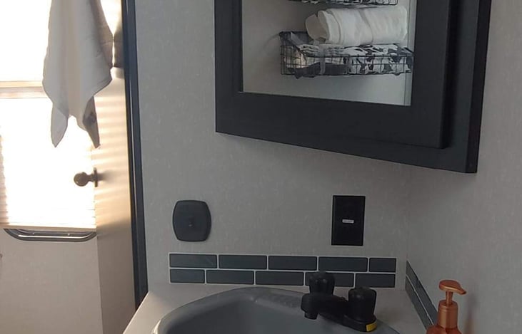 Good size bathroom with door to master, hallway AND outside!