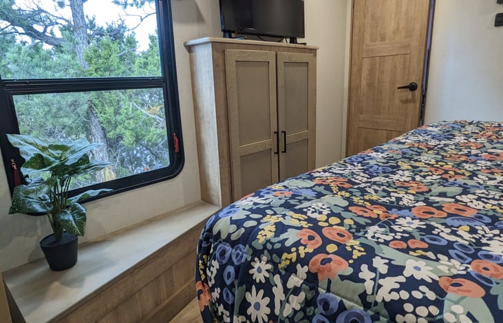 Large window with bench seat and 32"TV