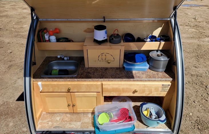 Here are some of the items that come with the trailer, such as pots and pans, knives, strainers, and plates.