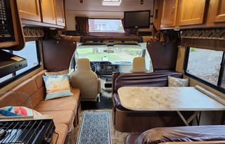 Clean & Comfy 2016 Coachmen Leprechaun 26DS