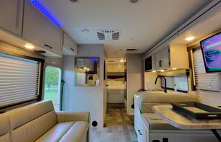 2022 Thor Chateau 28Z Easy to drive, tons of xtras