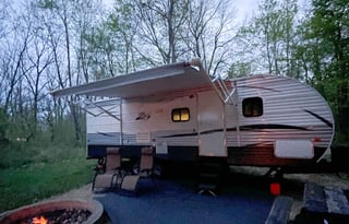 27’ Z1 Bunkhouse. Pet friendly and half ton rated!