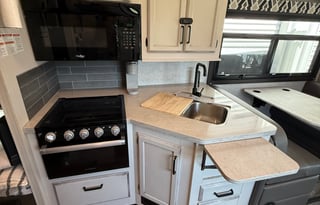 2022 Entegra Odyssey 31F–Sleeps 10, Wifi, Loaded