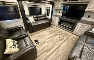 Keystone Alpine 3700FL ***1.5 bath and King Bed***