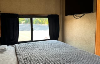 Fully loaded 2015 Thor Motor Coach Majestic