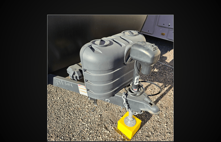 🔋 Fueling Your Fun
Rest assured, this unit is ready for extended stays! It comes equipped with dual batteries and two large propane tanks to keep your lights on, appliances running, and meals cooking