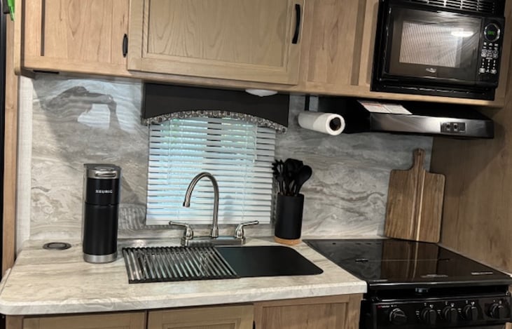 Beautiful and well maintained kitchen with Keurig coffee maker.  One roll of paper towels included.  Cleaning supplies included.