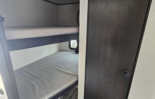 Large 37', 1.5 baths, Wi-Fi, Hot Water, Generator