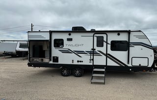 Easy Luxury Getaway! King Bed!