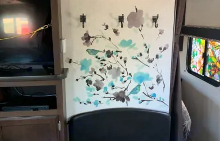 bench lifts up for storage.