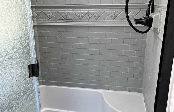 Large shower with seat