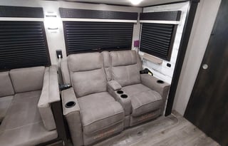 Fireside RV's 2021 Jayco White Hawk 27RB LMI1125