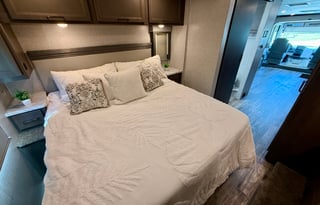 Thor Hurricane 34R ***King Bed & Washer/Dryer***
