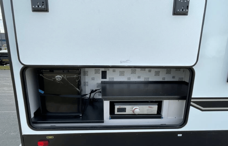 Outdoor Kitchen. Excellent for cooking your fresh caught fish!:)… without worry of odors inside.