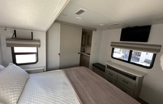 *Crazy Clean” 2024 5th Wheel!! Luxury RV!