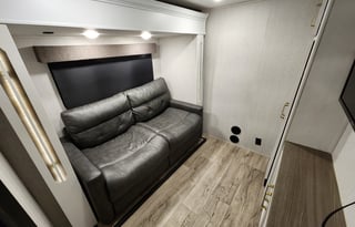 Pet Friendly Full Service Luxury 2 Bedroom RV