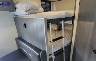 ★FULL size BUNKS★Sleeps 6★Exit 407