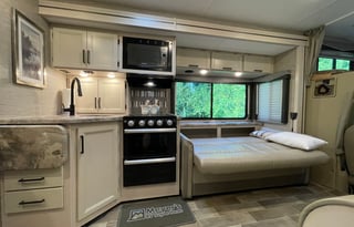 2022 Thor Motor Coach Chateau 27R