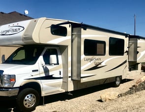 Coachmen RV Leprechaun 319DS Ford 450