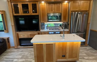 Luxury StationaryRV Retreat-Site included