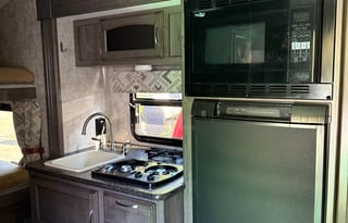 Cozy and clean travel trailer- sleeps 4