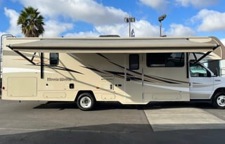 Explore in Style: 2018 Minnie Winnie 31G - Sleep9!