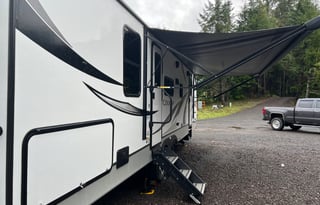 Family friendly bunkhouse with a king sized bed!