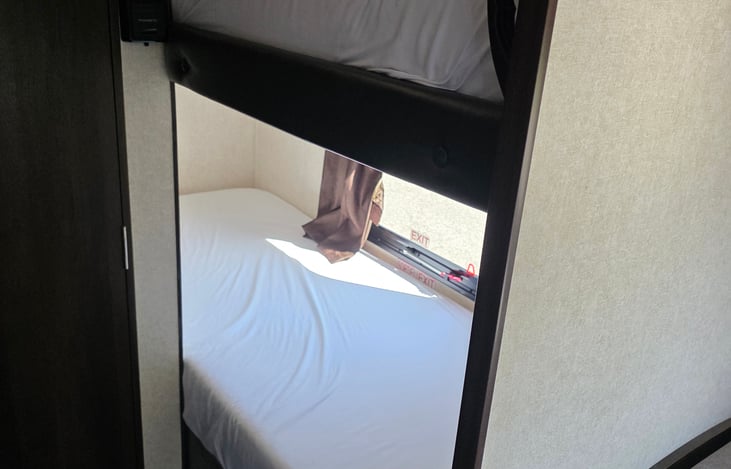 2 bunk beds with fitted sheets.  Let me know if you will need the flat sheets and comforters please.