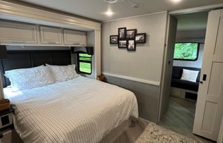 Relaxing Luxury RV Rental w/bunkhouse