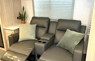 Easy Luxury Getaway! King Bed!