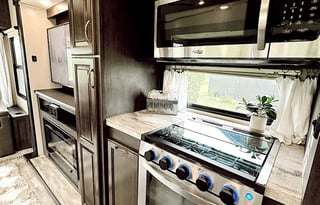 Phoenix Luxe Retreat – 2 Bedroom Family 5th Wheel
