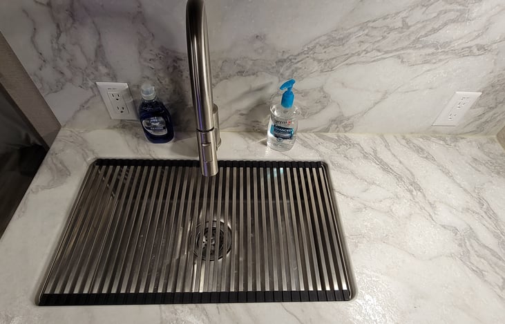 Large farmhouse sinks with adjustable sprayer and pull out hose.