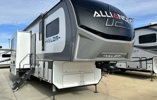 Luxury 2025 Alliance Valor 44V14 w/ 14' Garage