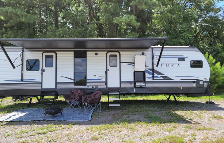 Hide from the elements under the large awning .