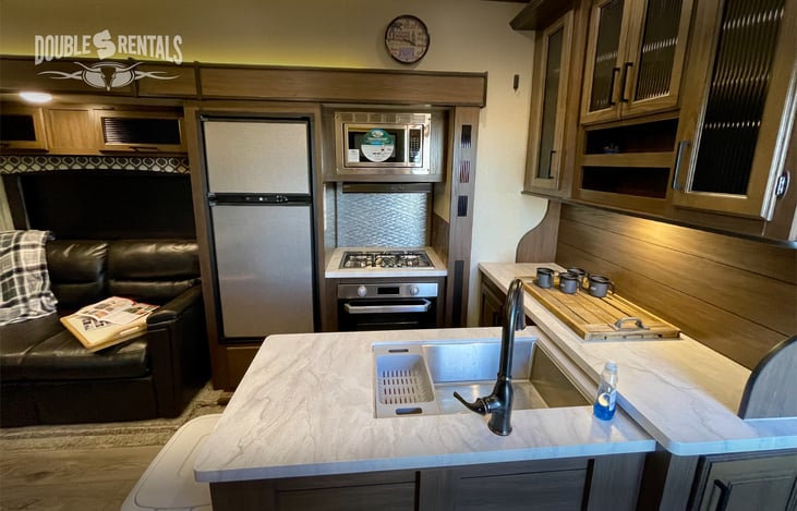 Kitchen with Island Peninsula