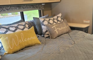 "Glam like New" 2021 Thor Axis. Free Parking