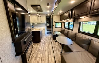 Luxury 5th Wheel Bunkhouse, Sleeps 10 + 1.5 Baths