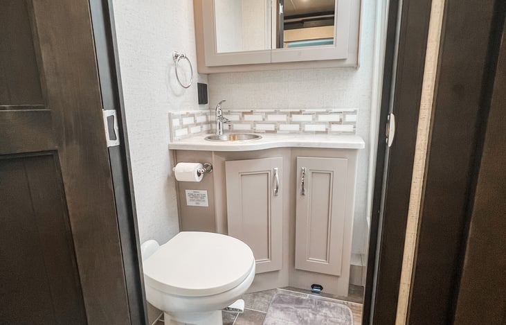 Space-saving bathroom design with all the essentials for comfort on the road
