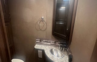 2019 Luxury Motor Coach w/ Washer / Dryer