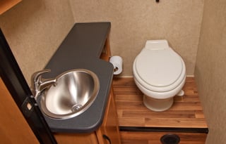 Easy to Drive 2017 Thor Motor Coach Majestic 28A