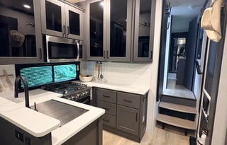 Luxury 2025 Alliance Valor 44V14 w/ 14' Garage