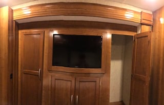 Glory Bound Adventure Coach *2 BATHROOMS*