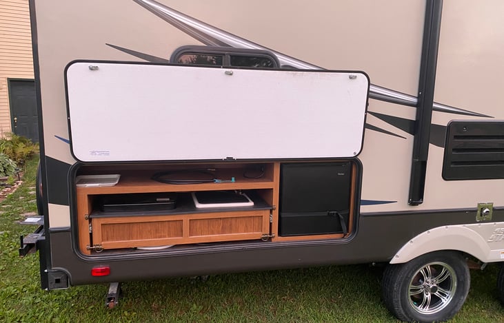 Outdoor Kitchen and Stereo