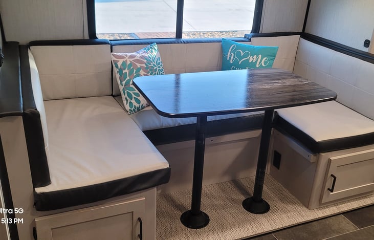 U-shape dinette that doubles as a full bed