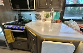 ‘Endeavor’ Loaded with Amenities + Sleeps 10!